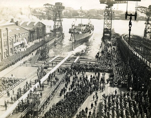 Schwarz-Weiss-Aufnahme von Menschenmassen im Hafen