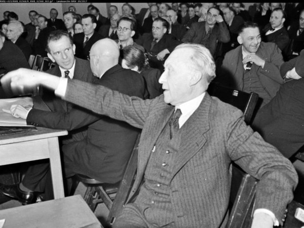 Adenauer hält Hand hoch