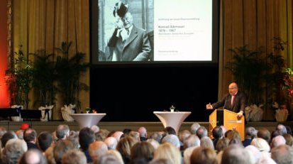 Peter Altmaier gedenkt Konrad Adenauer bei einem Vortrag vor Publikum.