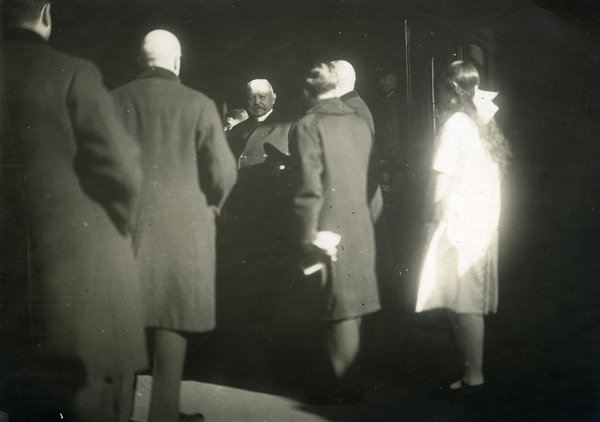 Schwarz-Weiss-Aufnahme von Paul von Hindenburg in einer Gruppe