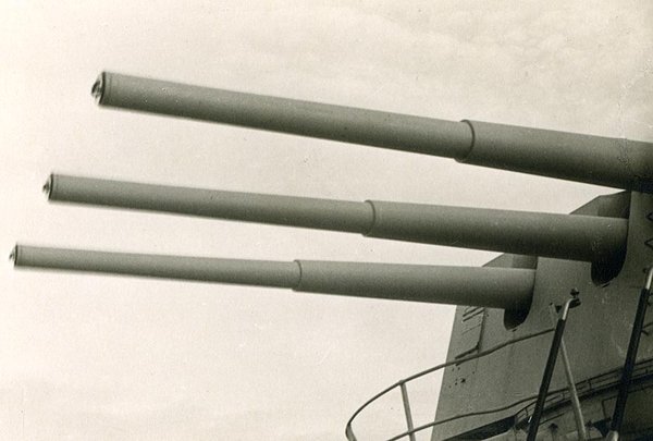 Schwarz-Weiss-Aufnahme von Schiffskanonen