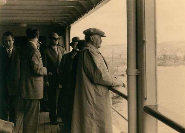 Schwarz-Weiss-Aufnahme von Konrad Adenauer auf einer Fähre
