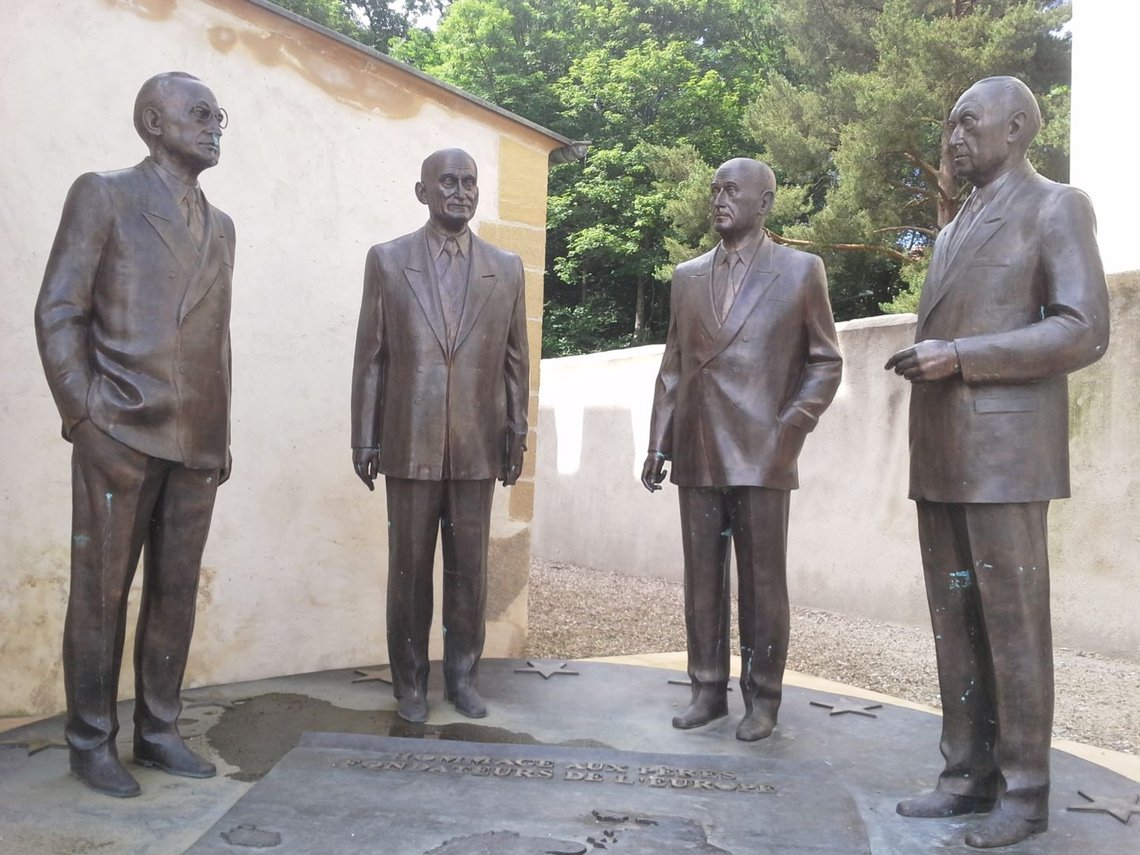 4 männliche Bronzestatuen