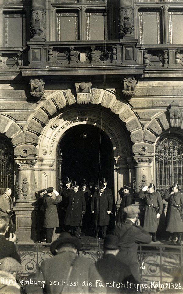 Schwarz-Weiss-Aufnahme von Paul von Hindenburg beim Verlassen der Fürstentreppe in Köln