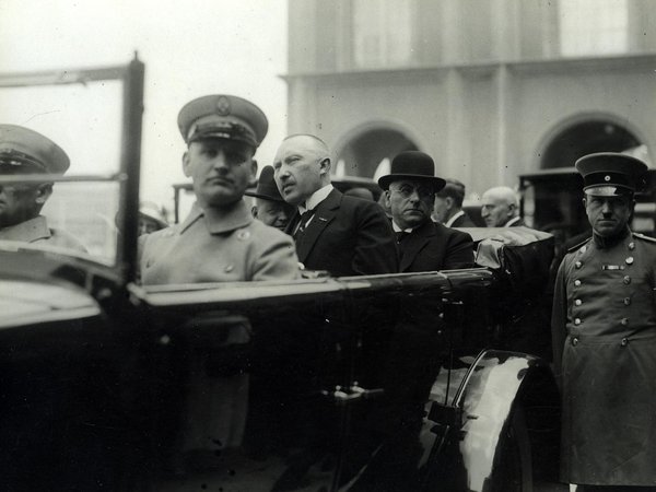 Schwarz-Weiss-Aufnahme von Konrad Adenauer in einem Automobil
