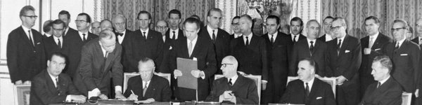 Adenauer und des Gaulle unterzeichnen den "Élysée-Vertrag"