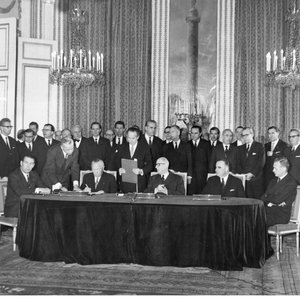 Adenauer und des Gaulle unterzeichnen den "Élysée-Vertrag"