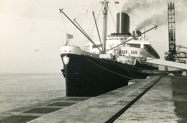 Schwarz-Weiss-Aufnahme von einem Schiff im Hafen