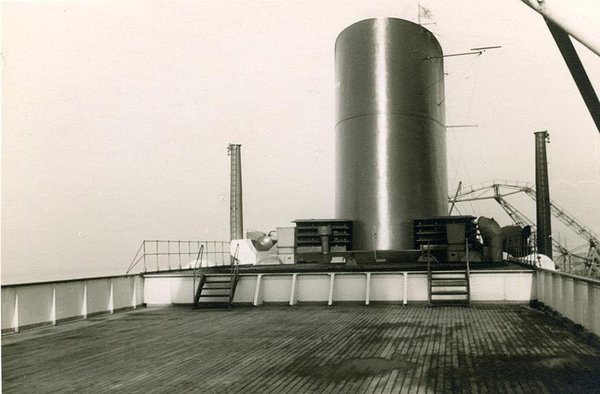 Schwarz-Weiss-Aufnahme vom Schornstein eines Schiffs
