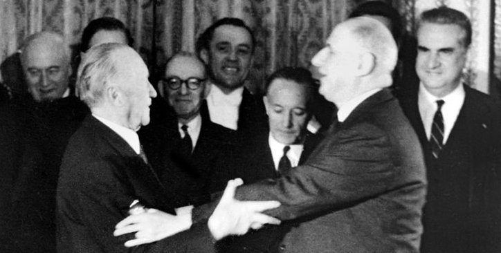 Konrad Adenauer und Charles de Gaulle geben sich die Hand