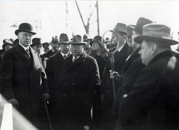 Schwarz-Weiss-Aufnahme von Konrad Adenauer mit Pressevertretern