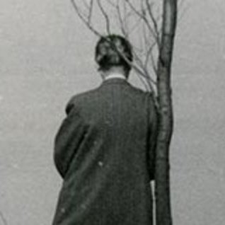 Adenauer in Maria Laach steht neben einem Baum