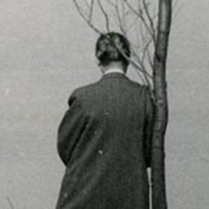 Adenauer in Maria Laach steht neben einem Baum