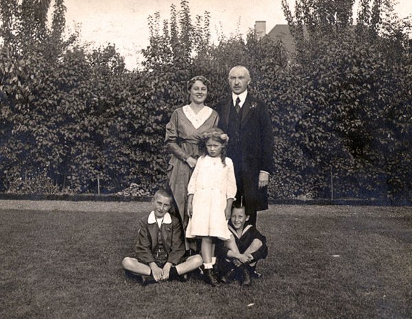 Familienbild mit Mann, Frau und 3 Kindern
